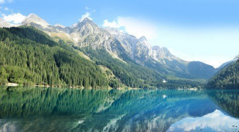 Laghi di montagna cristallini incorniciati dalle montagne